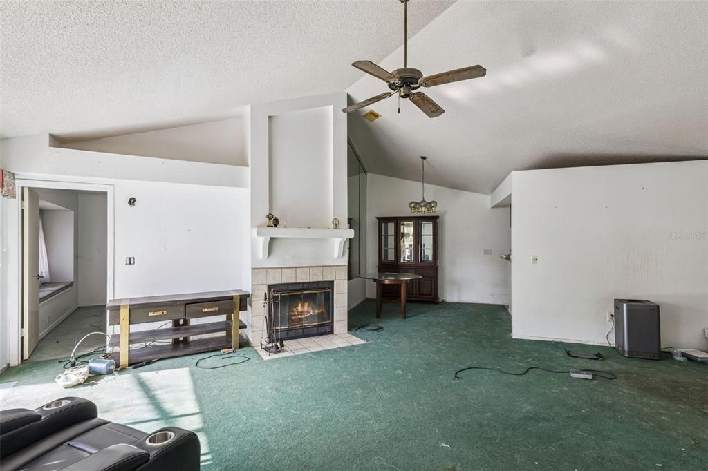 待售: $395,000 (4 贝兹, 2 浴室, 2040 平方英尺)