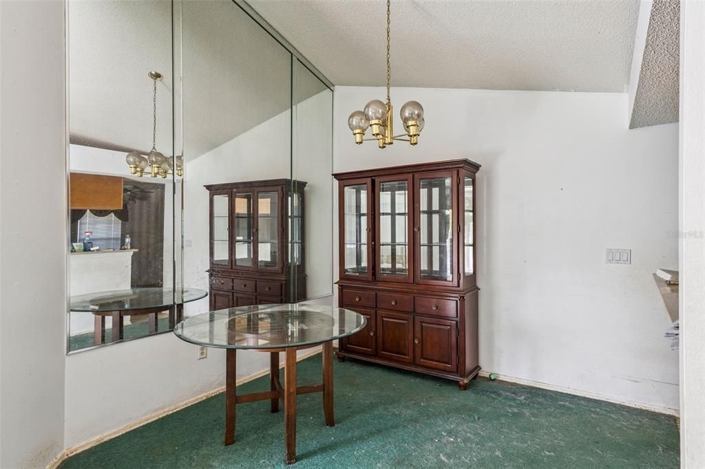 待售: $395,000 (4 贝兹, 2 浴室, 2040 平方英尺)