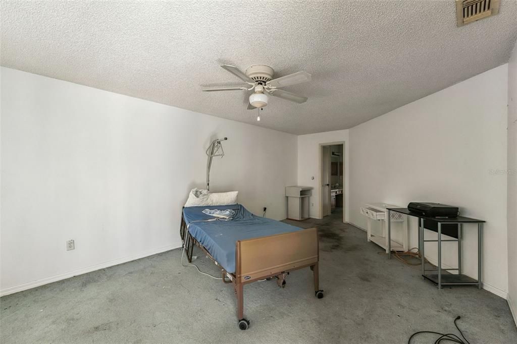 待售: $395,000 (4 贝兹, 2 浴室, 2040 平方英尺)