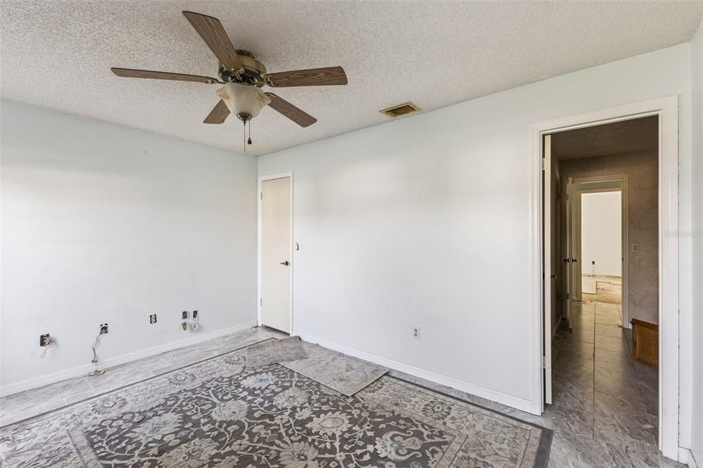 待售: $395,000 (4 贝兹, 2 浴室, 2040 平方英尺)