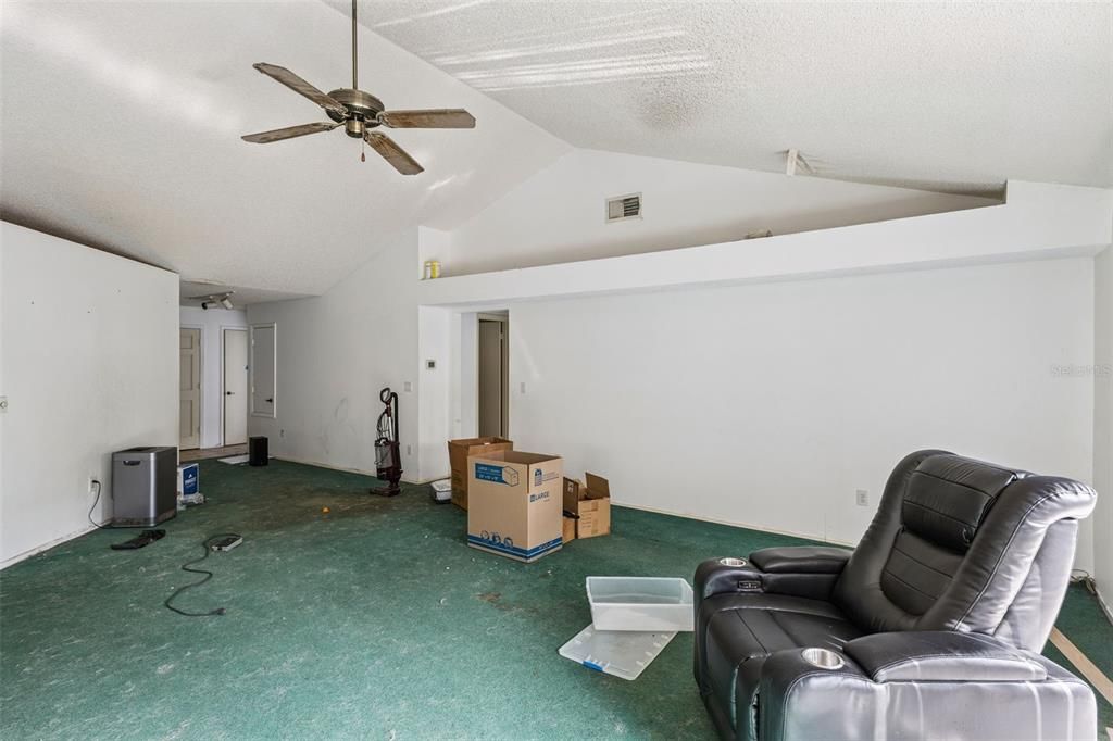 待售: $395,000 (4 贝兹, 2 浴室, 2040 平方英尺)