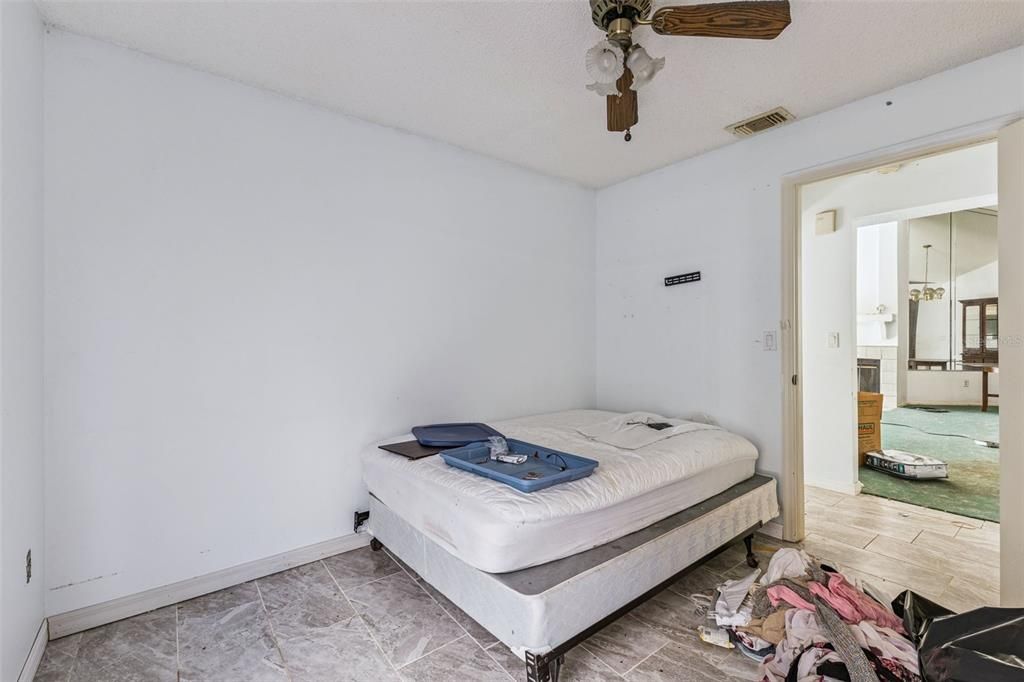 待售: $395,000 (4 贝兹, 2 浴室, 2040 平方英尺)