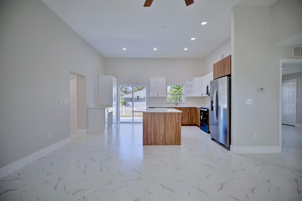 For Sale: $275,000 (2 beds, 2 baths, 1175 Square Feet)