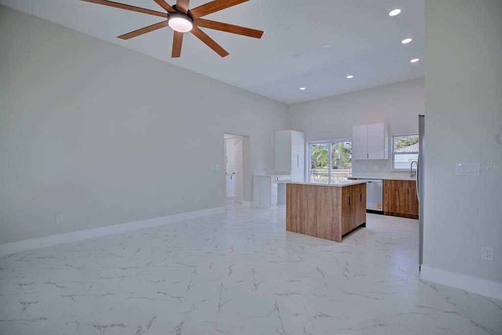 For Sale: $275,000 (2 beds, 2 baths, 1175 Square Feet)