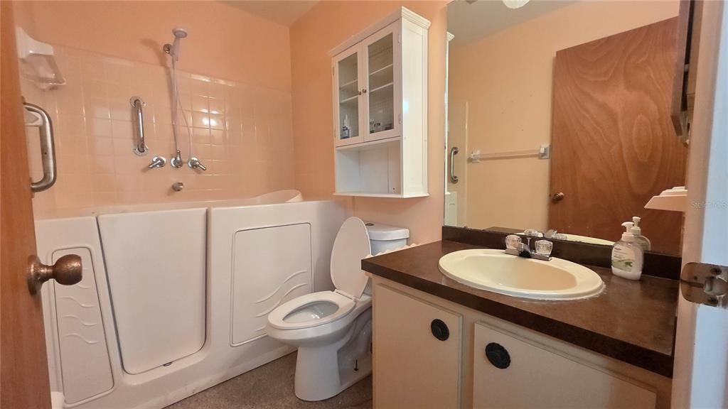 Active With Contract: $169,000 (2 beds, 2 baths, 1240 Square Feet)