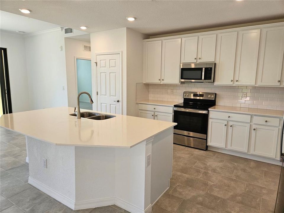 For Rent: $2,100 (2 beds, 2 baths, 1595 Square Feet)