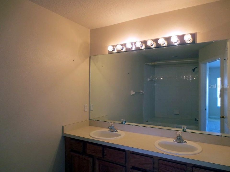 For Rent: $1,850 (3 beds, 2 baths, 1718 Square Feet)