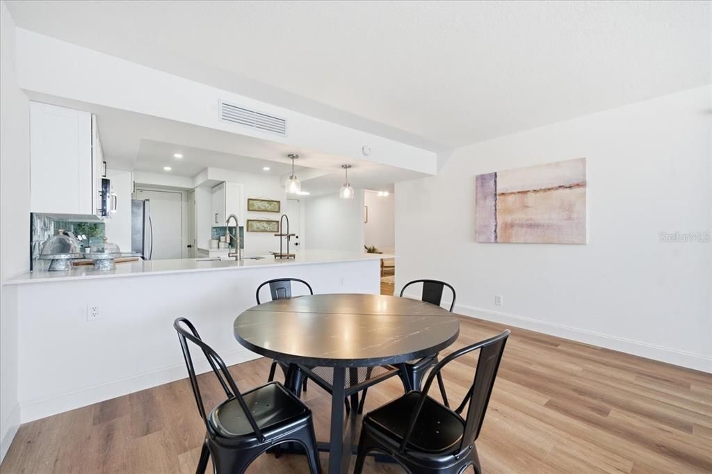 На продажу: $465,000 (2 спален, 2 ванн, 1300 Квадратных фут)