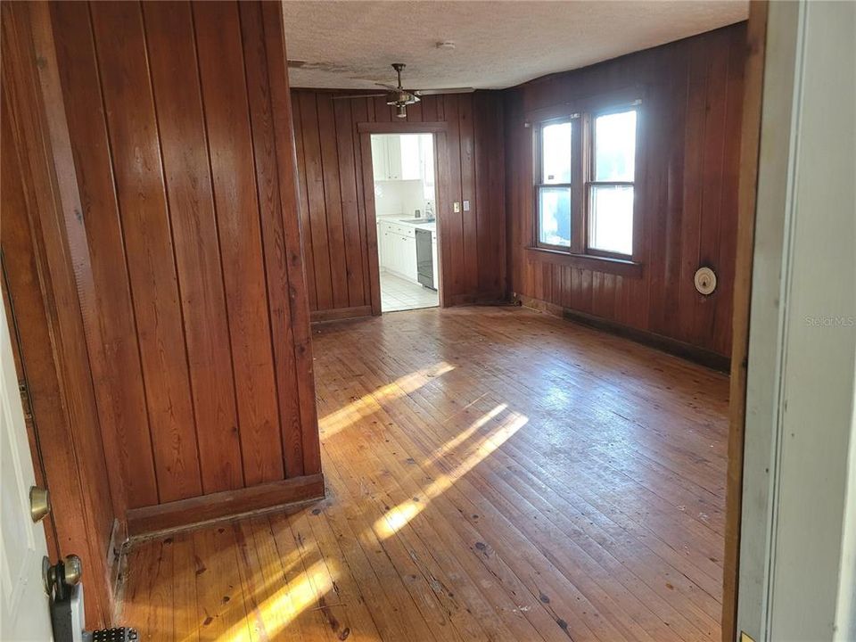 待售: $275,000 (3 贝兹, 1 浴室, 1060 平方英尺)