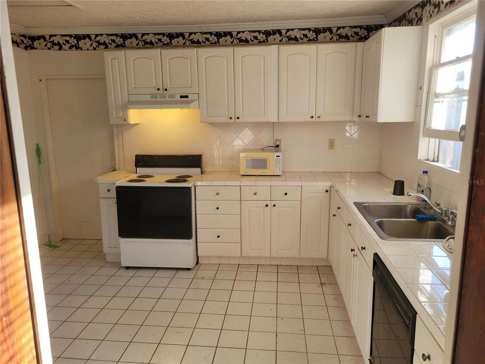 待售: $275,000 (3 贝兹, 1 浴室, 1060 平方英尺)