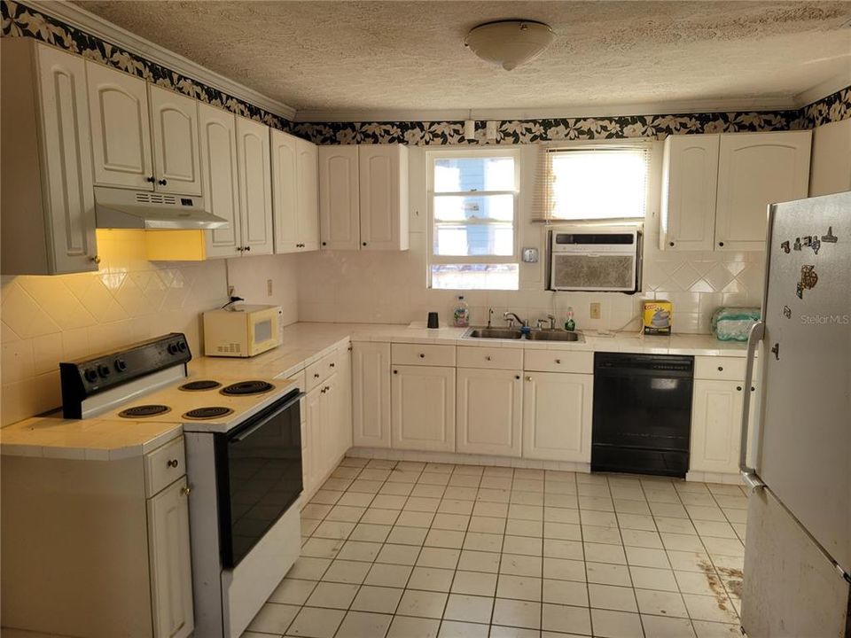 待售: $275,000 (3 贝兹, 1 浴室, 1060 平方英尺)