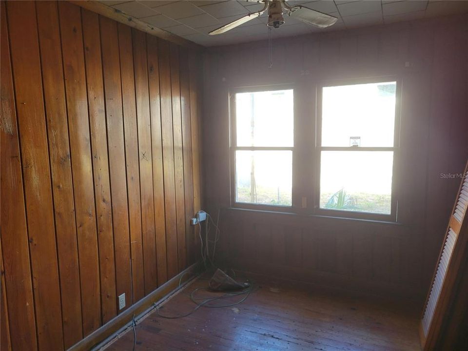 待售: $275,000 (3 贝兹, 1 浴室, 1060 平方英尺)