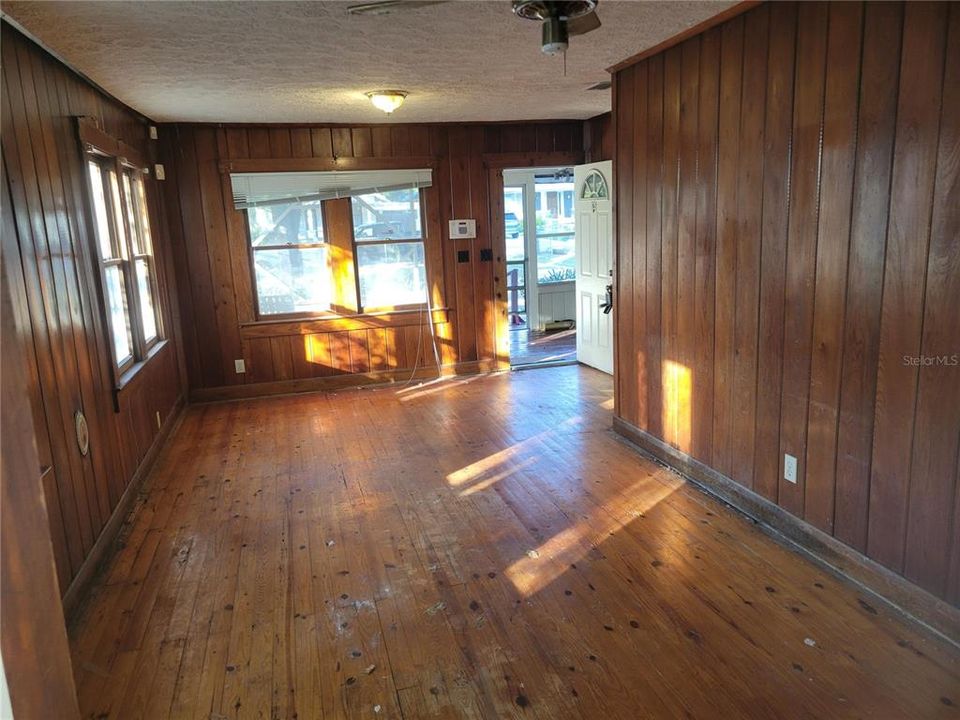 待售: $275,000 (3 贝兹, 1 浴室, 1060 平方英尺)