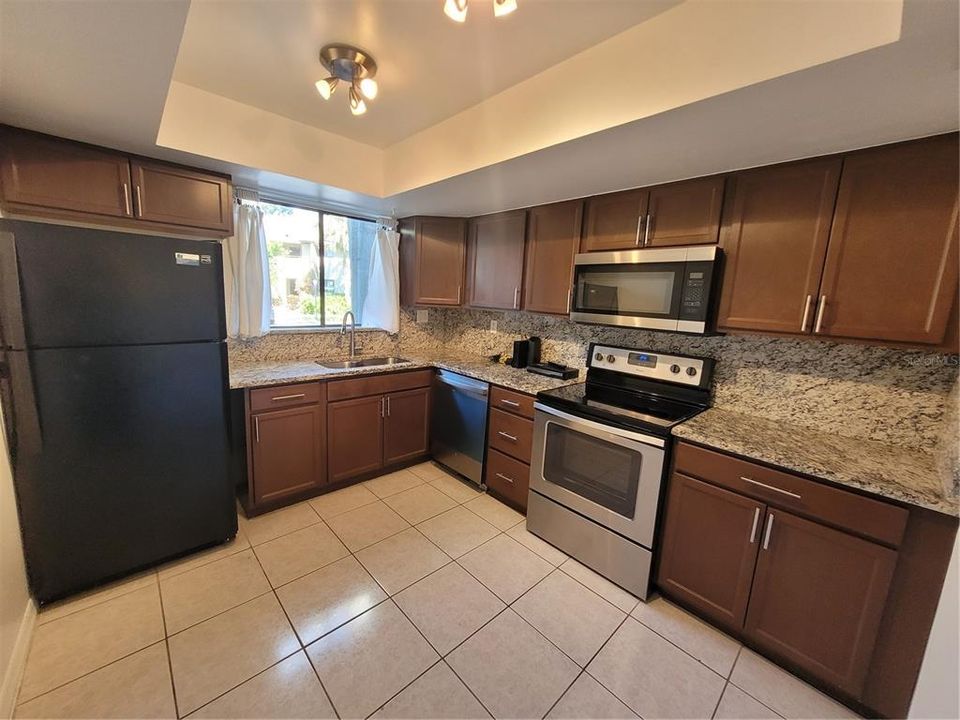 For Sale: $149,900 (2 beds, 2 baths, 975 Square Feet)