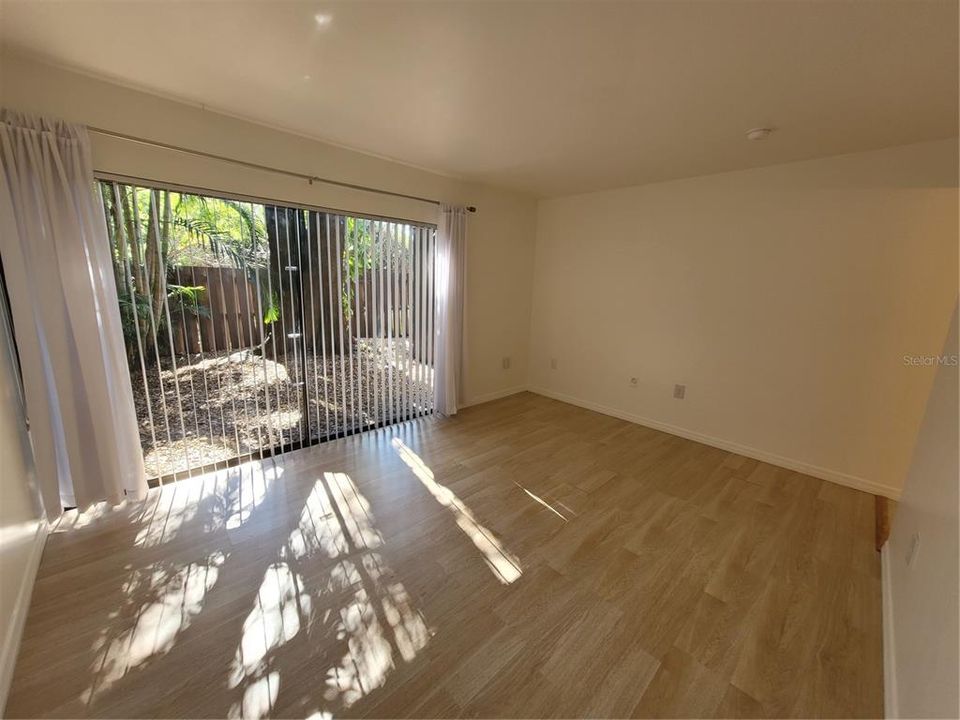 For Sale: $149,900 (2 beds, 2 baths, 975 Square Feet)