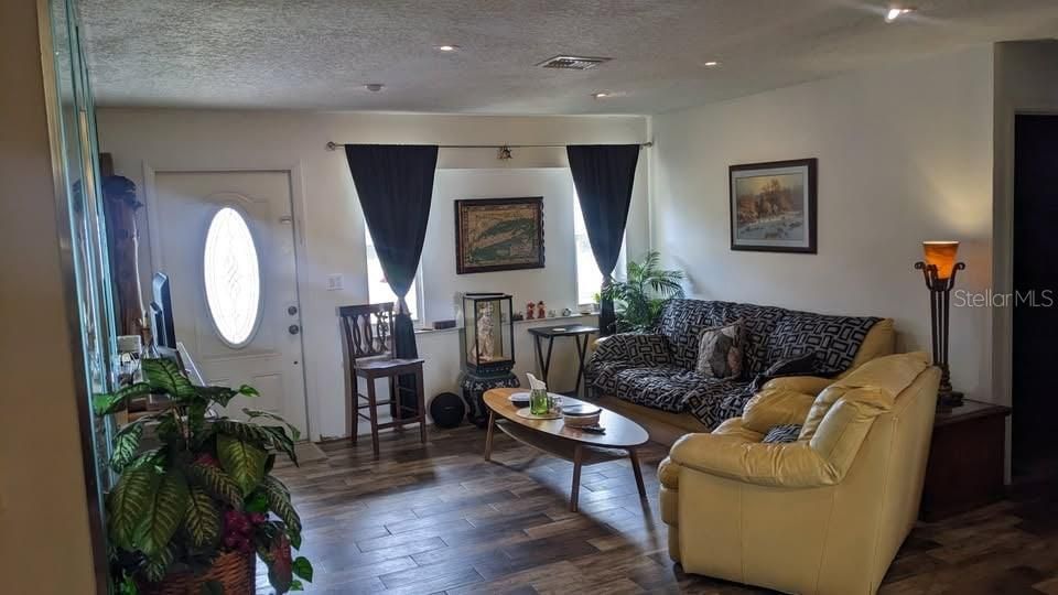 For Rent: $2,750 (3 beds, 2 baths, 1404 Square Feet)