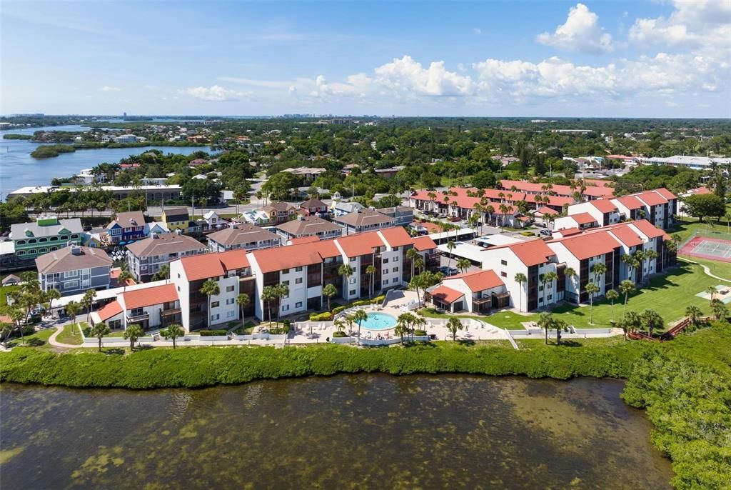 На продажу: $425,000 (2 спален, 2 ванн, 1016 Квадратных фут)