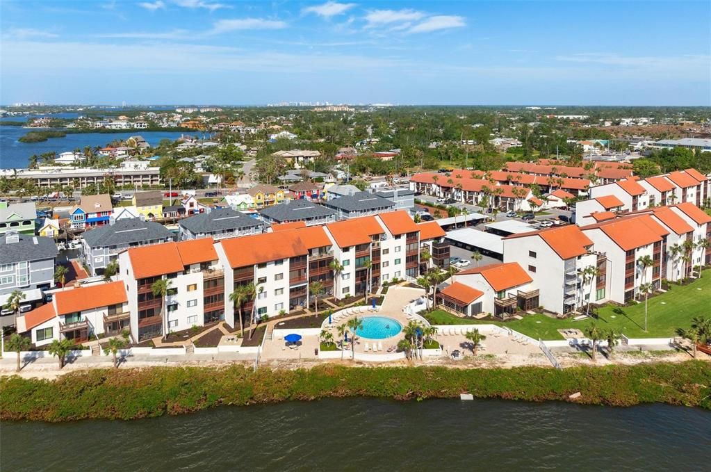 На продажу: $425,000 (2 спален, 2 ванн, 1016 Квадратных фут)