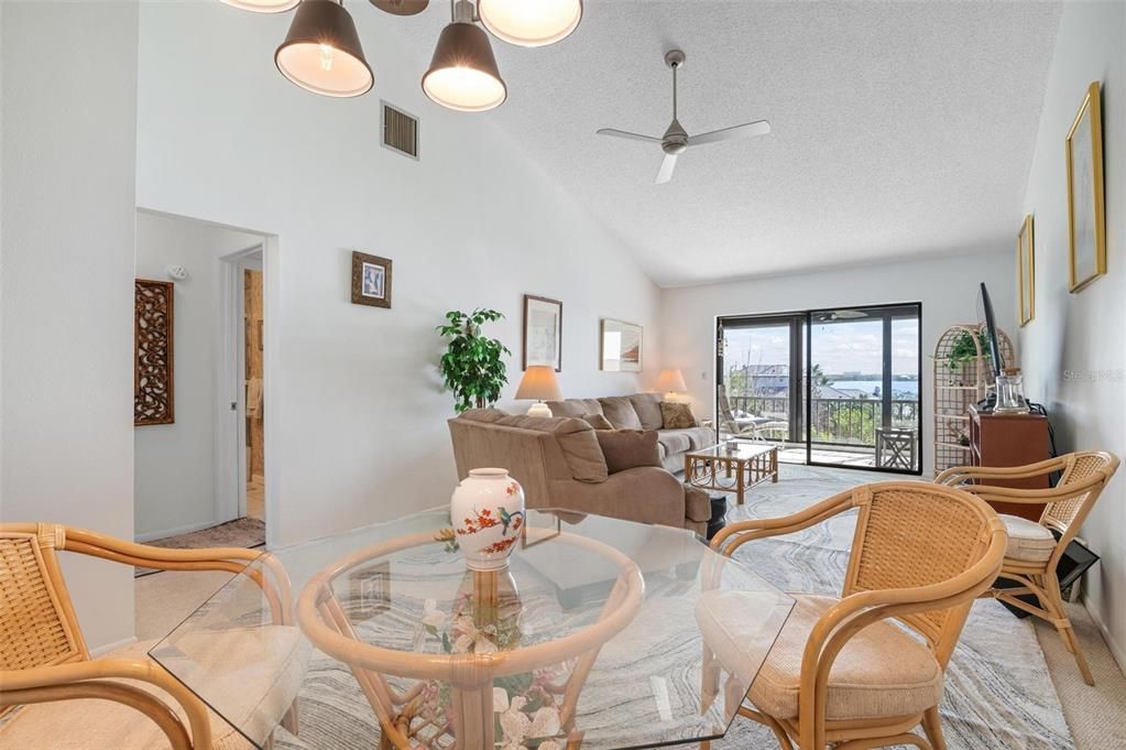 На продажу: $425,000 (2 спален, 2 ванн, 1016 Квадратных фут)