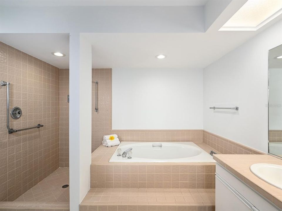 待售: $365,000 (3 贝兹, 2 浴室, 1956 平方英尺)