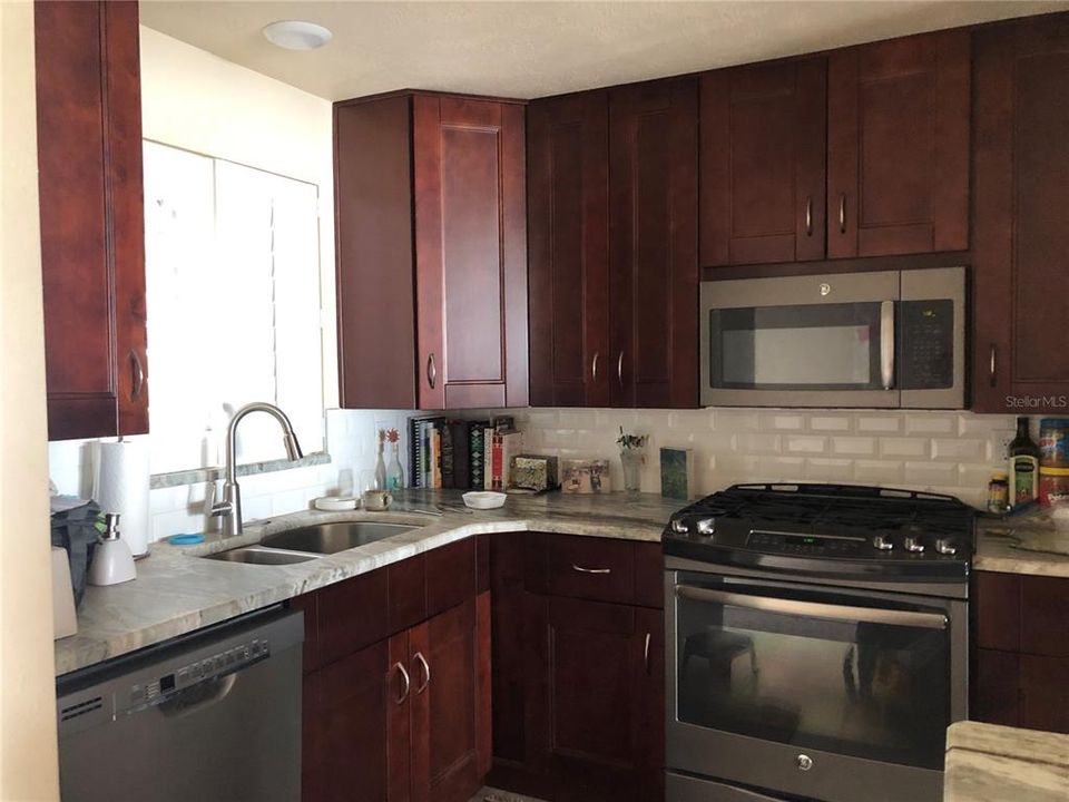 For Rent: $2,250 (1 beds, 1 baths, 1170 Square Feet)