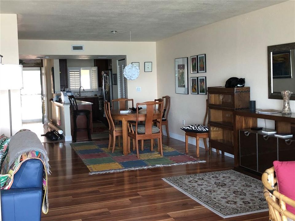 For Rent: $2,250 (1 beds, 1 baths, 1170 Square Feet)