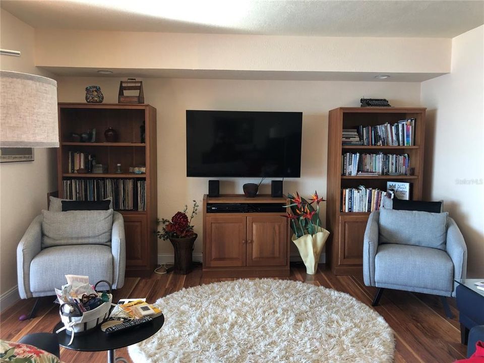 For Rent: $2,250 (1 beds, 1 baths, 1170 Square Feet)