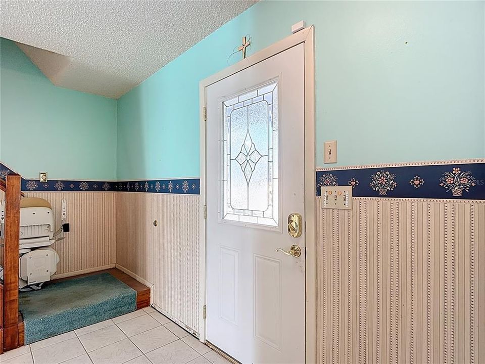 合同活跃: $199,420 (3 贝兹, 2 浴室, 1756 平方英尺)