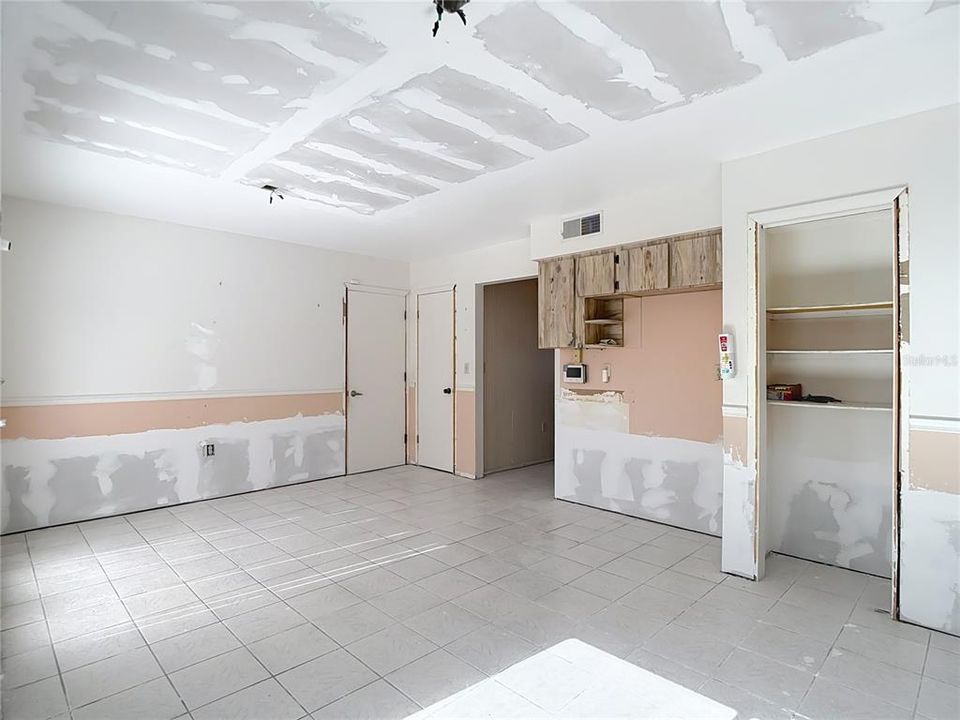 合同活跃: $199,420 (3 贝兹, 2 浴室, 1756 平方英尺)