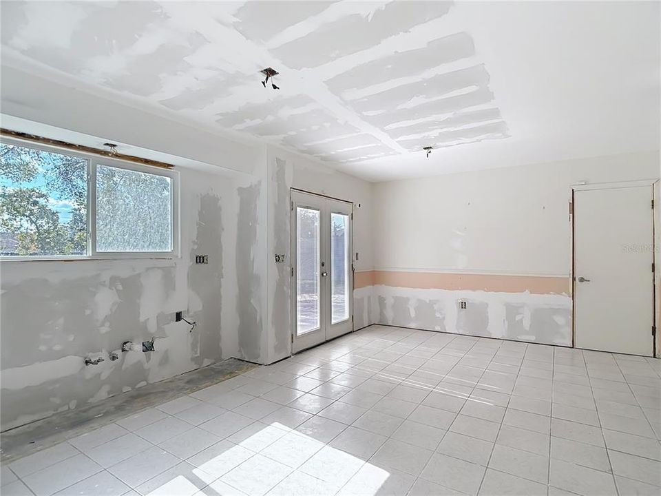 合同活跃: $199,420 (3 贝兹, 2 浴室, 1756 平方英尺)