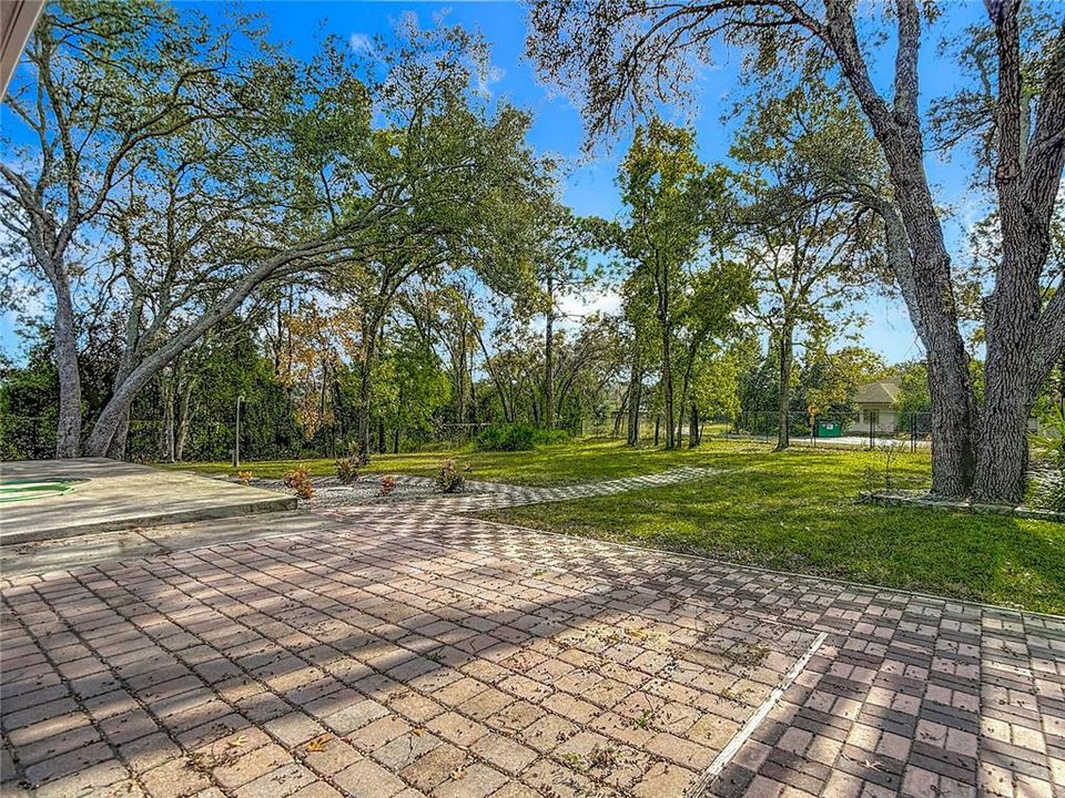 合同活跃: $199,420 (3 贝兹, 2 浴室, 1756 平方英尺)