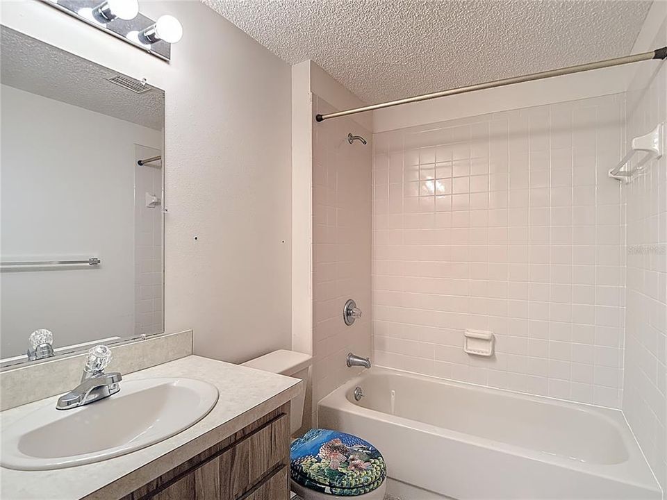 合同活跃: $199,420 (3 贝兹, 2 浴室, 1756 平方英尺)