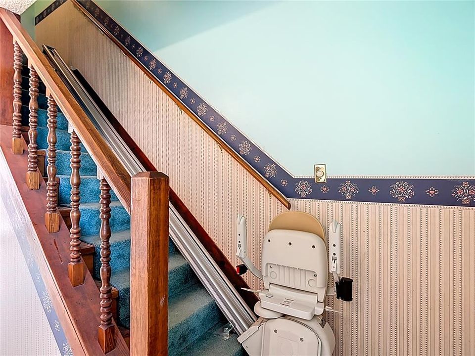 合同活跃: $199,420 (3 贝兹, 2 浴室, 1756 平方英尺)