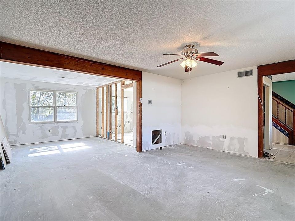 合同活跃: $199,420 (3 贝兹, 2 浴室, 1756 平方英尺)