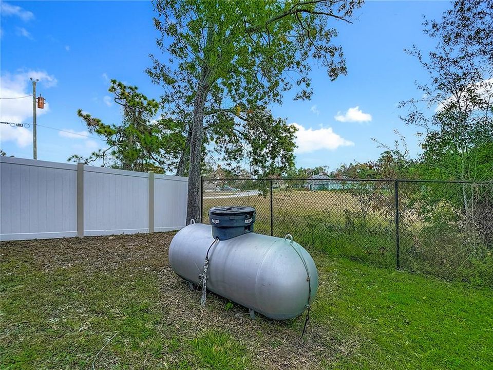 合同活跃: $199,420 (3 贝兹, 2 浴室, 1756 平方英尺)