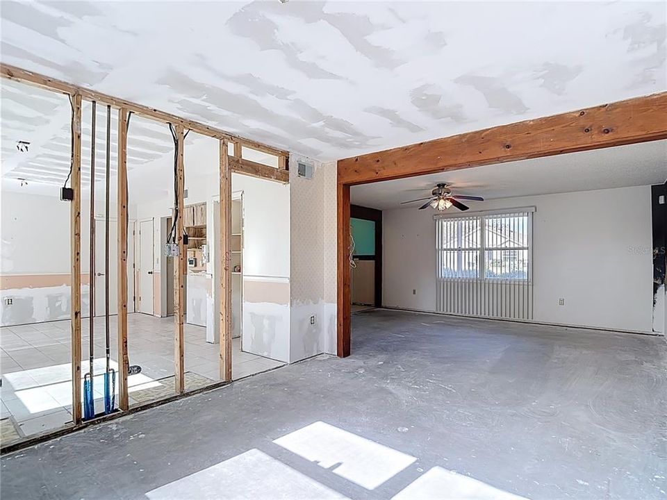 合同活跃: $199,420 (3 贝兹, 2 浴室, 1756 平方英尺)