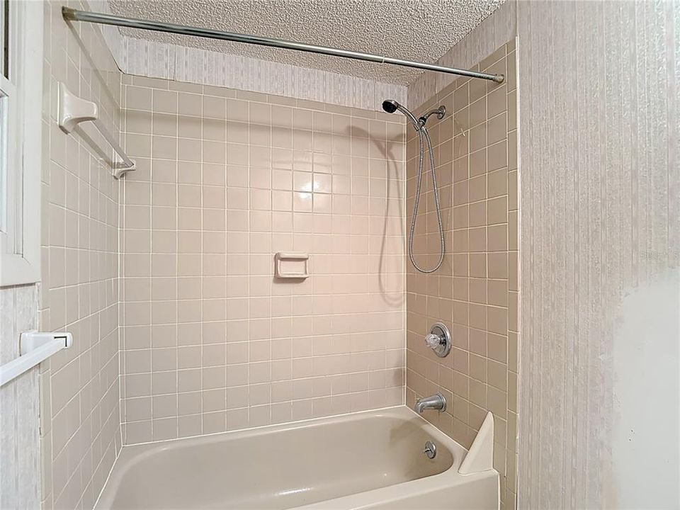 合同活跃: $199,420 (3 贝兹, 2 浴室, 1756 平方英尺)