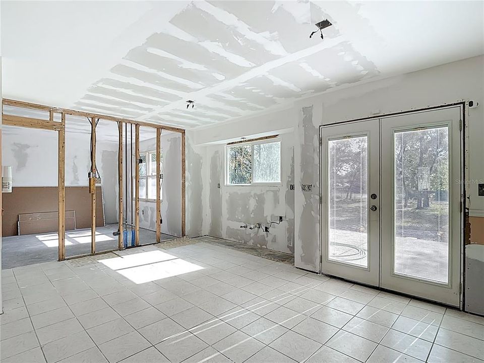 合同活跃: $199,420 (3 贝兹, 2 浴室, 1756 平方英尺)