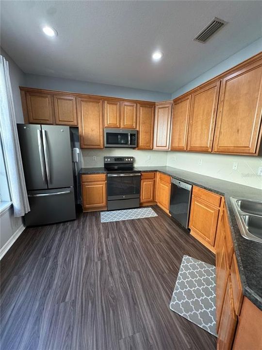 For Rent: $2,100 (3 beds, 2 baths, 1609 Square Feet)