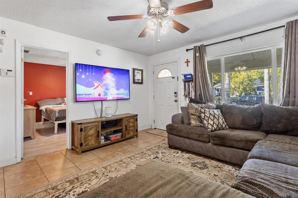 Active With Contract: $305,000 (3 beds, 2 baths, 1066 Square Feet)