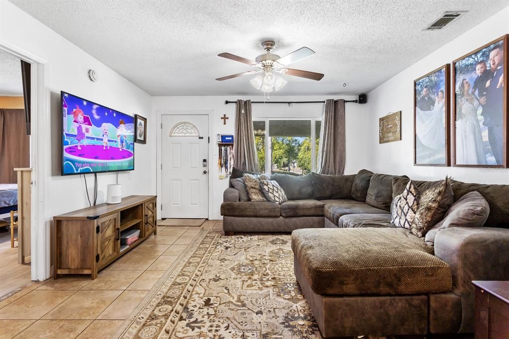 Active With Contract: $305,000 (3 beds, 2 baths, 1066 Square Feet)