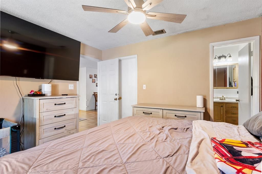 Active With Contract: $305,000 (3 beds, 2 baths, 1066 Square Feet)