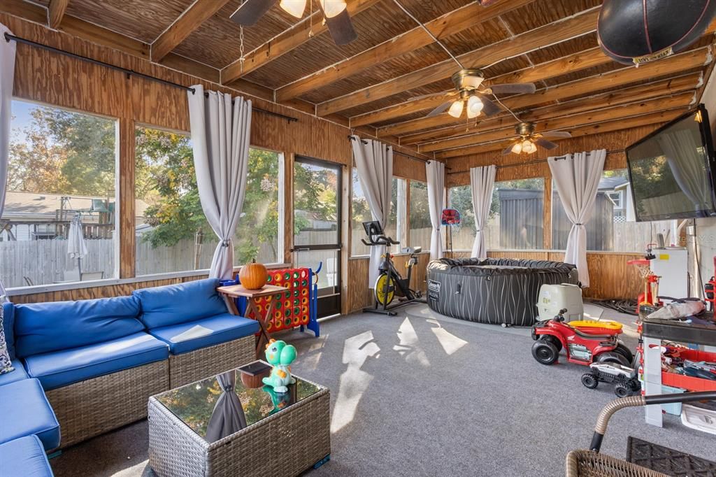 Active With Contract: $305,000 (3 beds, 2 baths, 1066 Square Feet)