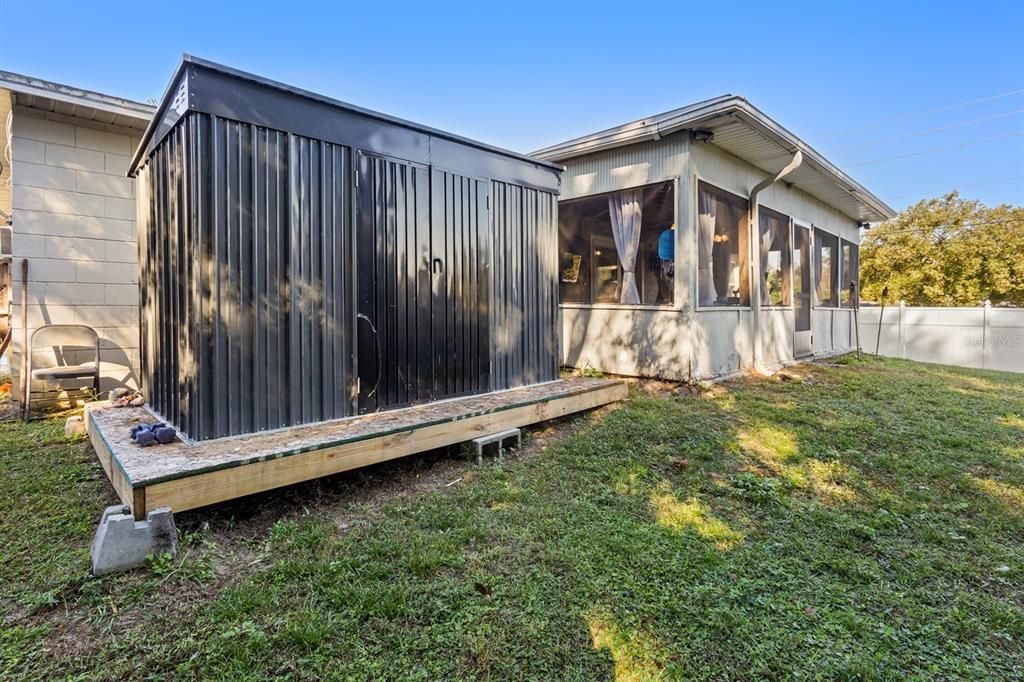 Active With Contract: $305,000 (3 beds, 2 baths, 1066 Square Feet)