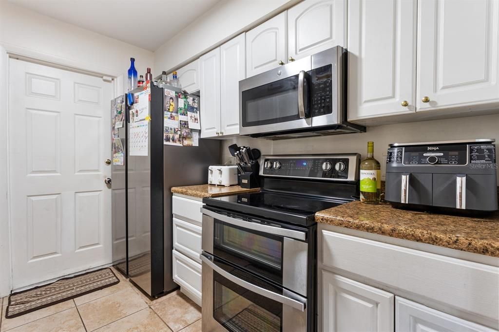 Active With Contract: $305,000 (3 beds, 2 baths, 1066 Square Feet)