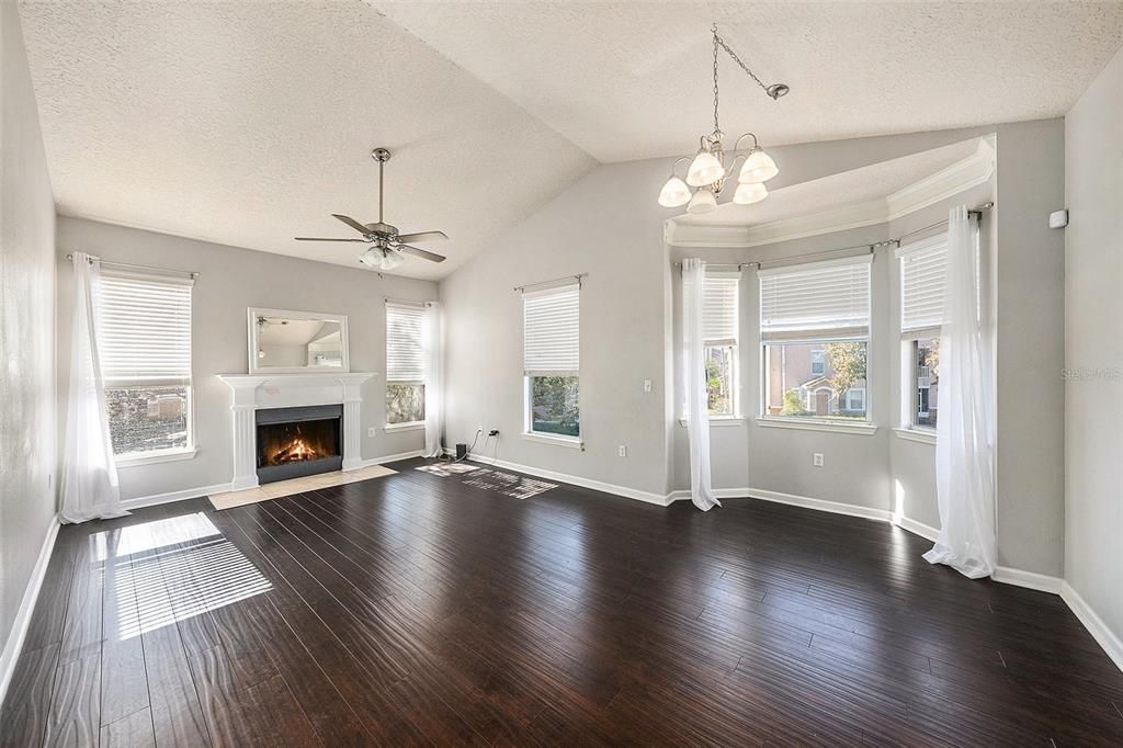 For Rent: $2,200 (3 beds, 2 baths, 1476 Square Feet)