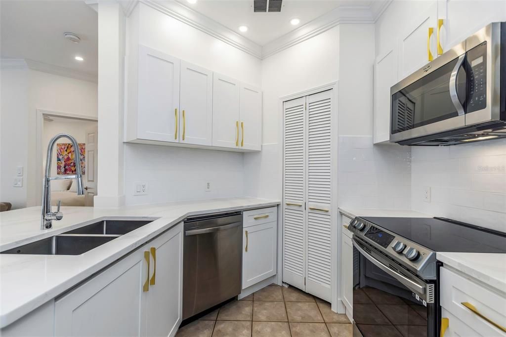 出租: $2,150 (2 贝兹, 2 浴室, 1030 平方英尺)