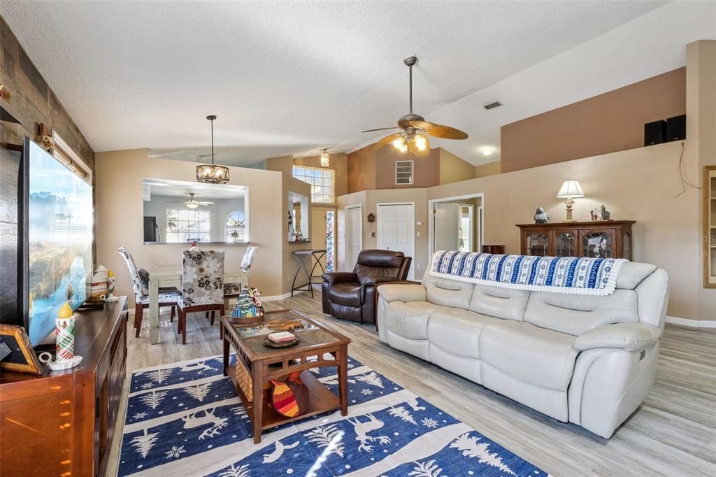 En Venta: $519,900 (3 camas, 2 baños, 1864 Pies cuadrados)