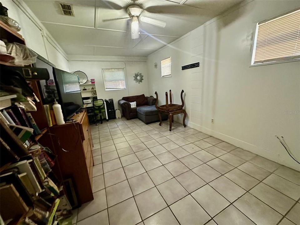 For Rent: $1,325 (3 beds, 1 baths, 965 Square Feet)