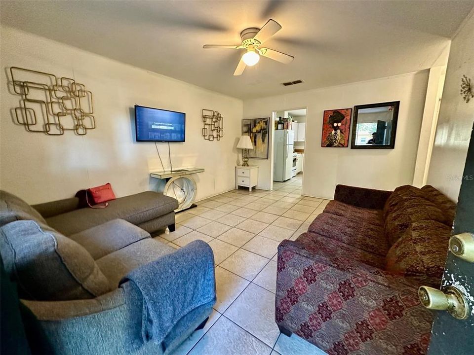 For Rent: $1,325 (3 beds, 1 baths, 965 Square Feet)